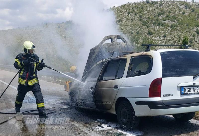 Mostar: Automobil se zapalio u vožnji i izgorio