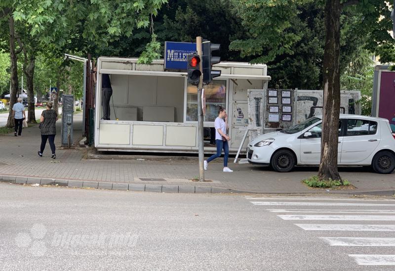 Mostar: Kiosk nije uklonjen, majstor mijenja otvore!