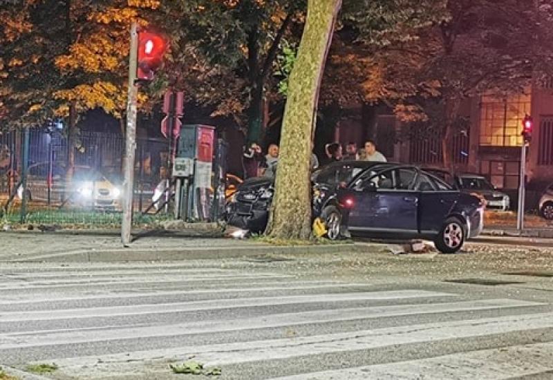 Silovit sudar na Strelčevini - Mostar: Vozač Renaulta udario u prometni znak