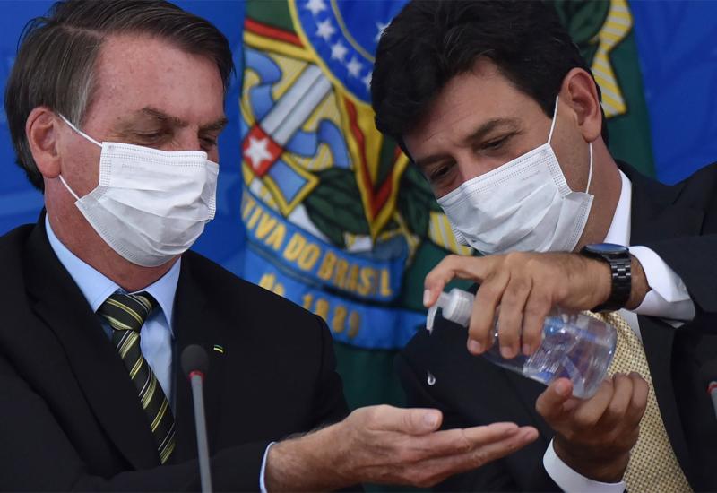 Predsjednik dezinficira ruke  - Koronavirus Brazil Jair Bolsonaro WHO COVID-19