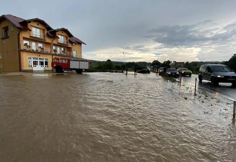 Nakon obilnih padalina Tuzlanski kanton zahvatile poplave