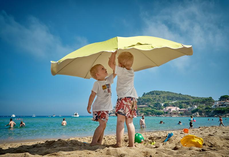 Djeca mlađa od tri godine nikako se ne smiju izlagati direktnom suncu - Kreme su pune jednog kemijskog sastojaka koji šteti našoj koži