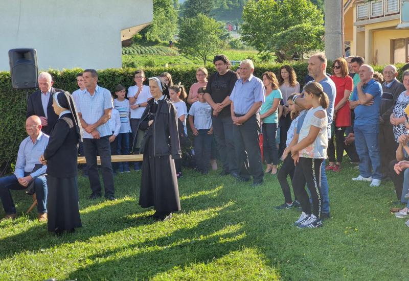 Dan sjećanja na osmero ubijene djece – 27. obljetnica tuge, patnje i bola - U Vitezu služena spomeni misa za osmero ubijene djece