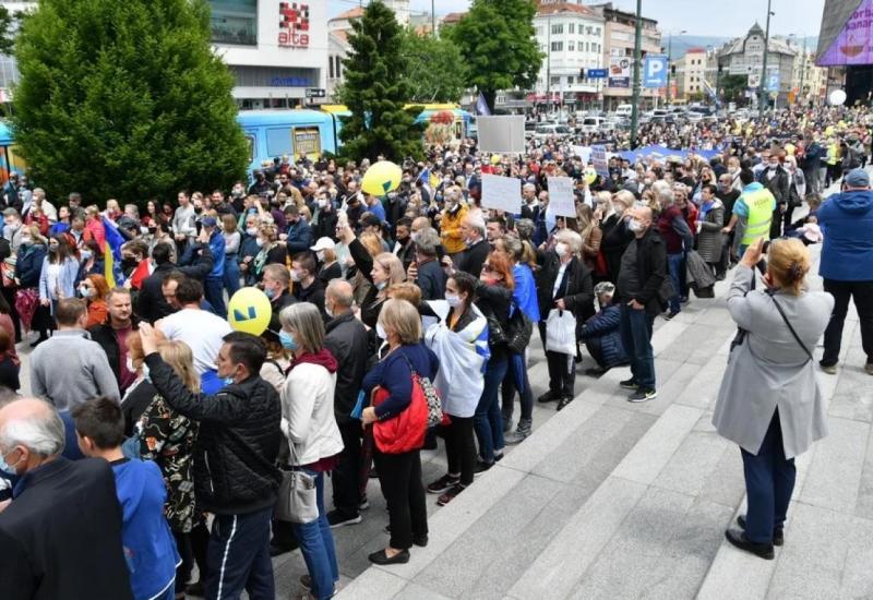 Prosvjednici u Sarajevu poručili  - Masovna okupljanja aktivirala epidemiološke bombe u Sarajevu