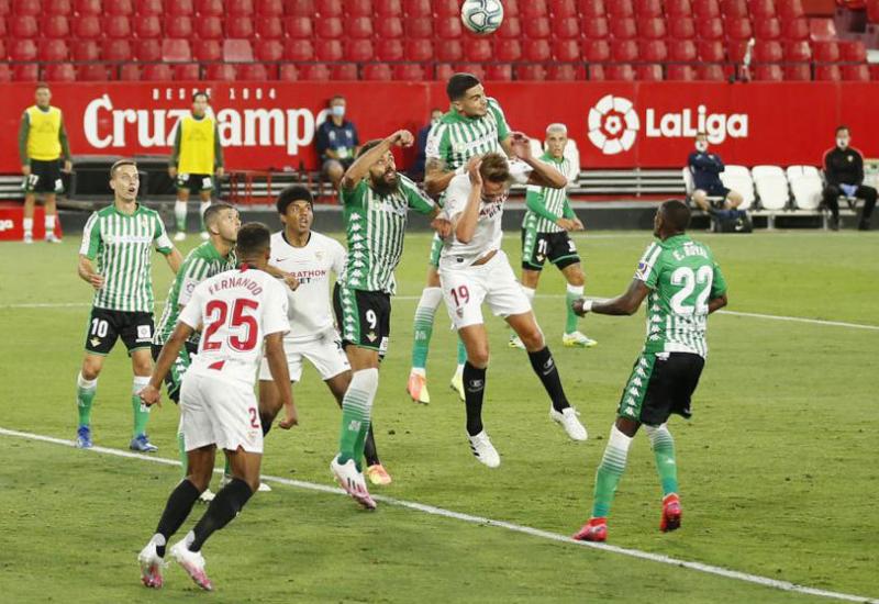 Bartra je na De Jong nepropisno startao u skoku - Sevilla uspješnija u gradskom derbiju: Pobjeda nad Betisom od 2:0