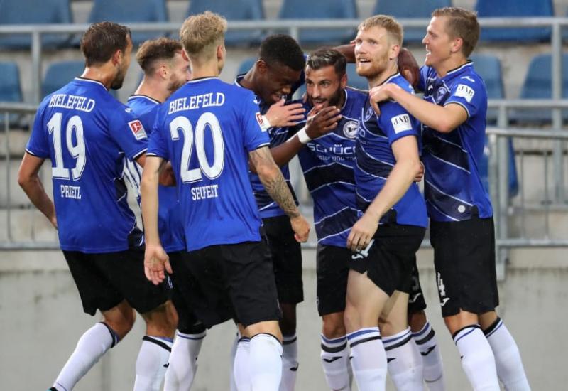 Pobjedom nad Dynamo Dresdenom nogometaši Bielefelda osigurali su jedno od dva mjesta koja vode u Bundesligu - Arminia Bielefeld se nakon jedanaest godina vraća u prvu Bundesligu