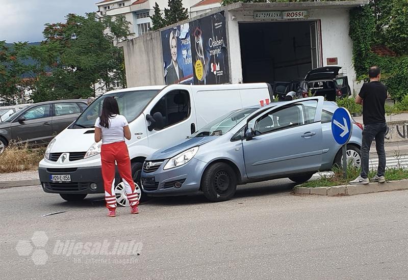 Mostar: Sudarili se kombi i osobno vozilo