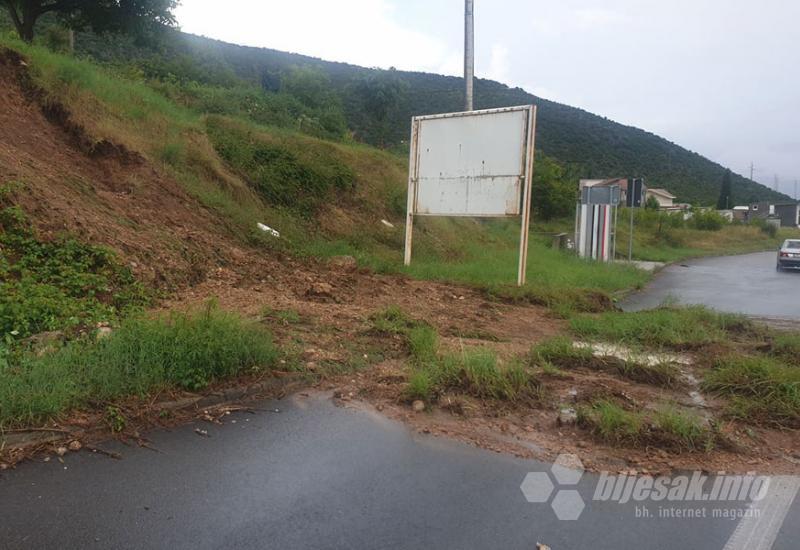 Snažna oluja pogodila Mostar: Razbacane terase, poplavljene ceste, odron prema Raštanima