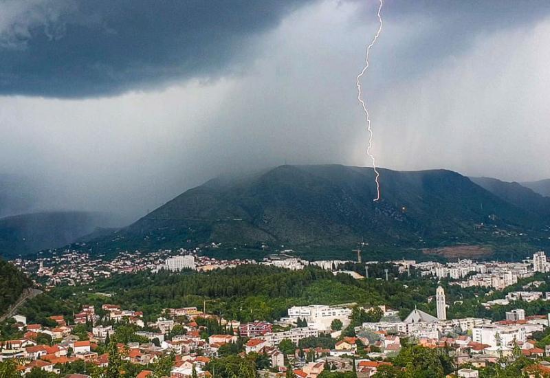 Munja iznad Mostara - Mostar: U pola sata zabilježeno stotinu udara munja 