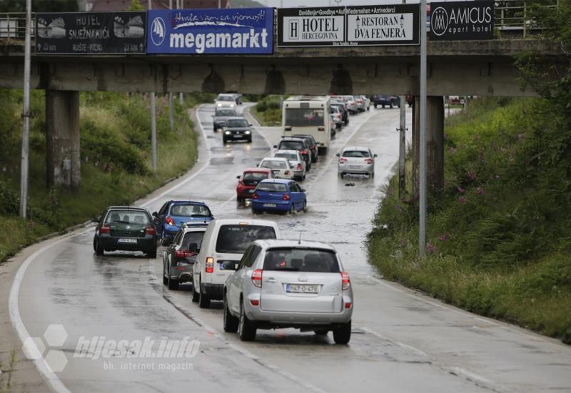 Mostar nakon kiše - zastoji, gužve i snalažljivi vozači