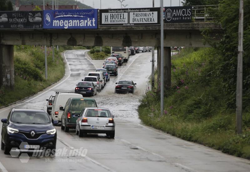 Mostar nakon kiše - zastoji, gužve i snalažljivi vozači - Mostar nakon kiše - zastoji, gužve i snalažljivi vozači