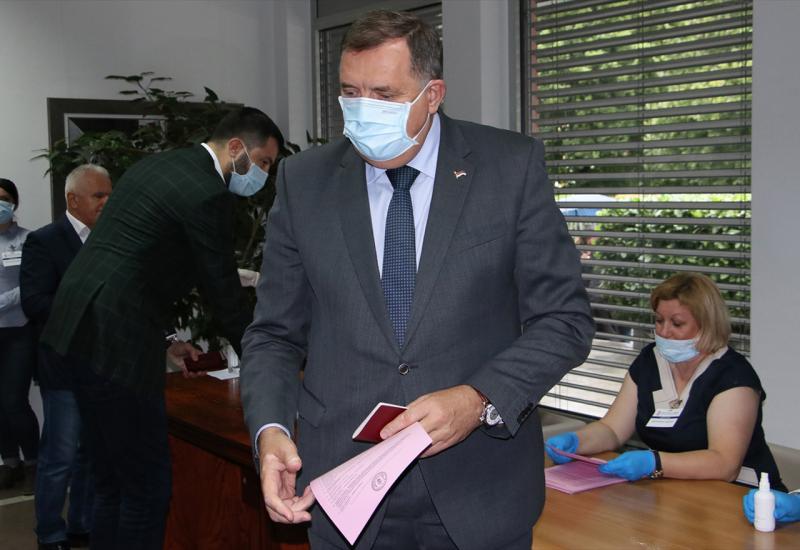 Dodik glasovao u Generalnom konzulatu Srbije u Banja Luci