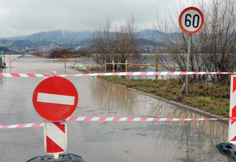 Za promet zatvoreno nekoliko putnih pravaca u BiH zbog poplava