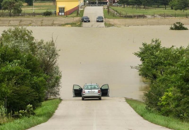 Velike poplave u Srbiji, izvanredna situacija u nekoliko općina