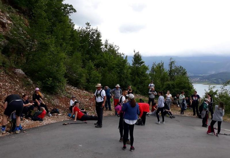  Vozači oprez: Brojni pješaci hodočasnici na cestama u Hercegovini 