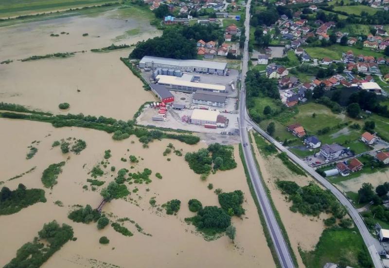 Pogled na Živinice iz zraka - Snimci iz zraka pokazuju razmjere štete izazvane poplavama u BiH