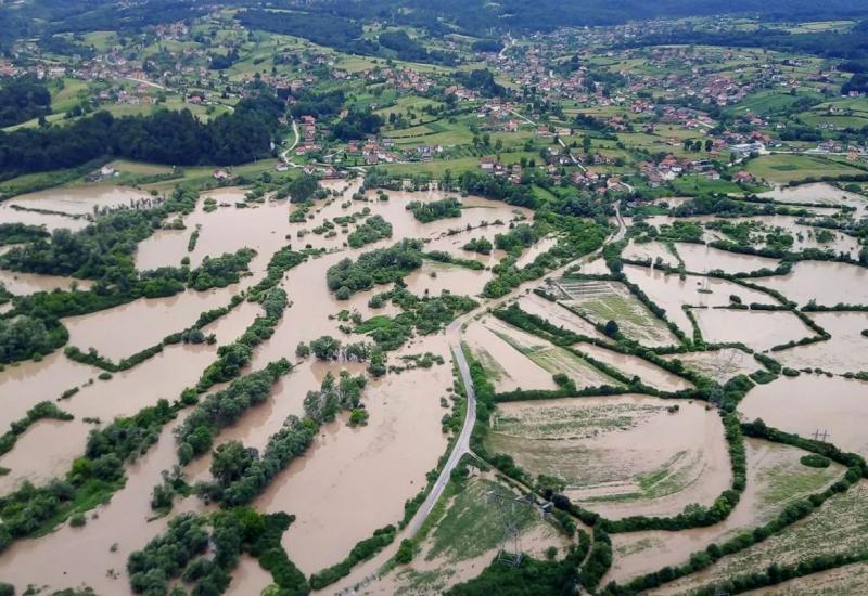 Pogled iz zraka pokazuje razmjere štete izazvane poplavama u BiH