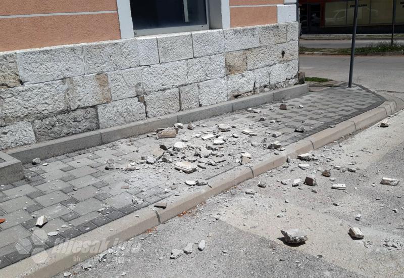 Čapljinci, oprez: Otpadaju fasada i kamenje sa zgrade u središtu grada