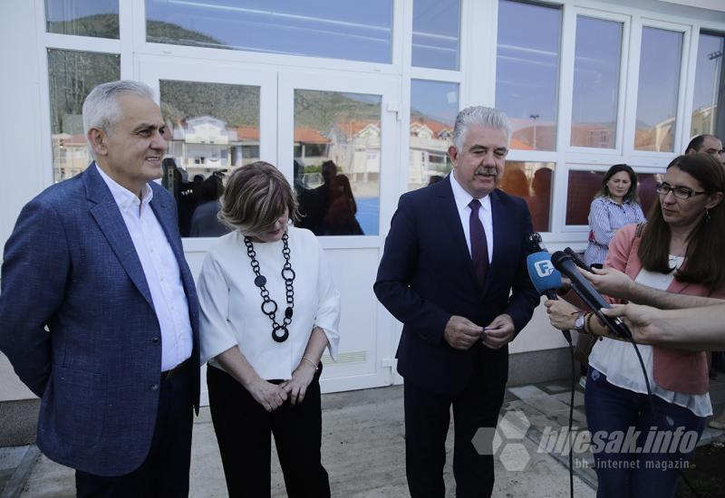 Rezala se i vrpca: Učenici, učitelji i političari pozdravili novi sjaj škole na Rudniku