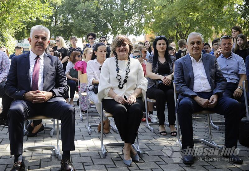 Rezala se i vrpca: Učenici, učitelji i političari pozdravili novi sjaj škole na Rudniku