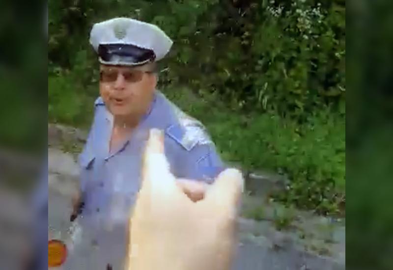 Policajac pljuje vozača - Uz prepirku: Policajac u Konjicu pljunuo vozača
