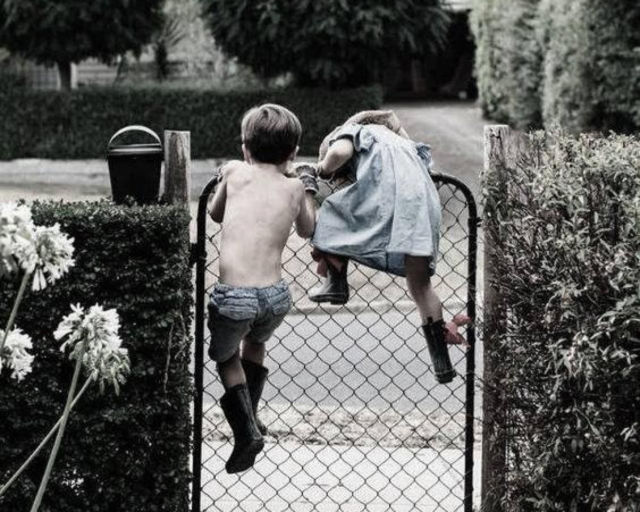 Без женщин никуда. Мальчишки на заборе. Забор для детей. Девочка перелезает через забор.