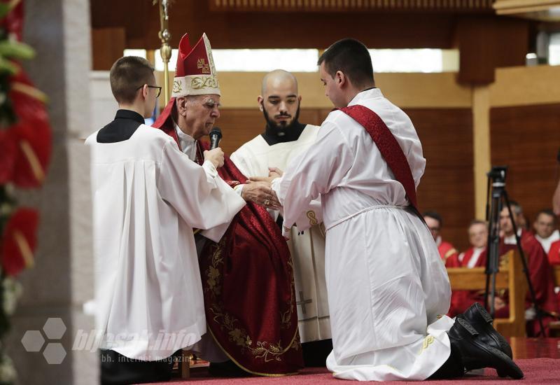 U mostarskoj Katedrali zaređena trojica novih svećenika - U mostarskoj Katedrali zaređena trojica novih svećenika