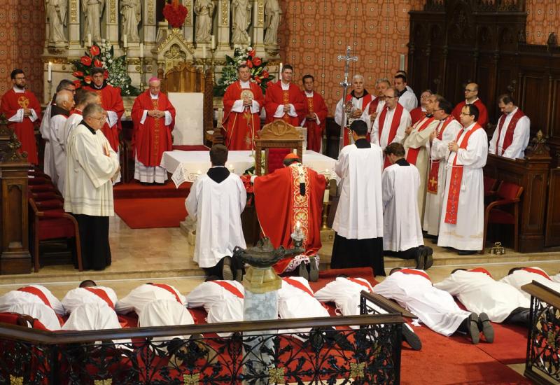 Kardinal Puljić zaredio 11 đakona za svećenike - Kardinal Puljić zaredio 11 đakona za svećenike i proslavio svoju zlatnu Misu
