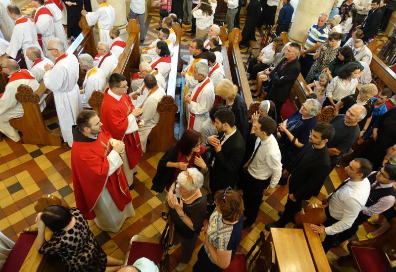 Kardinal Puljić zaredio 11 đakona za svećenike - Kardinal Puljić zaredio 11 đakona za svećenike i proslavio svoju zlatnu Misu