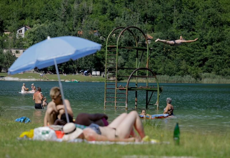 Jablaničko jezero puno kupača - Jablaničko jezero puno kupača