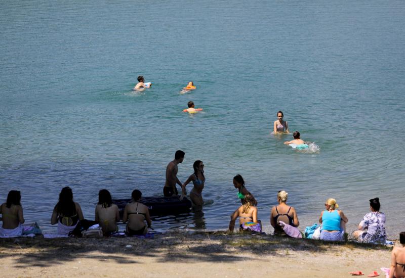 Jablaničko jezero puno kupača
