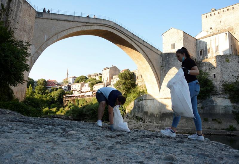 Mladi Mostarci čistili plato ispod Starog mosta