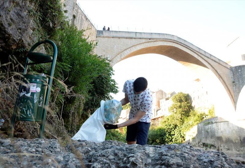 Mladi Mostarci čistili plato ispod Starog mosta - Mladi Mostarci čistili plato ispod Starog mosta