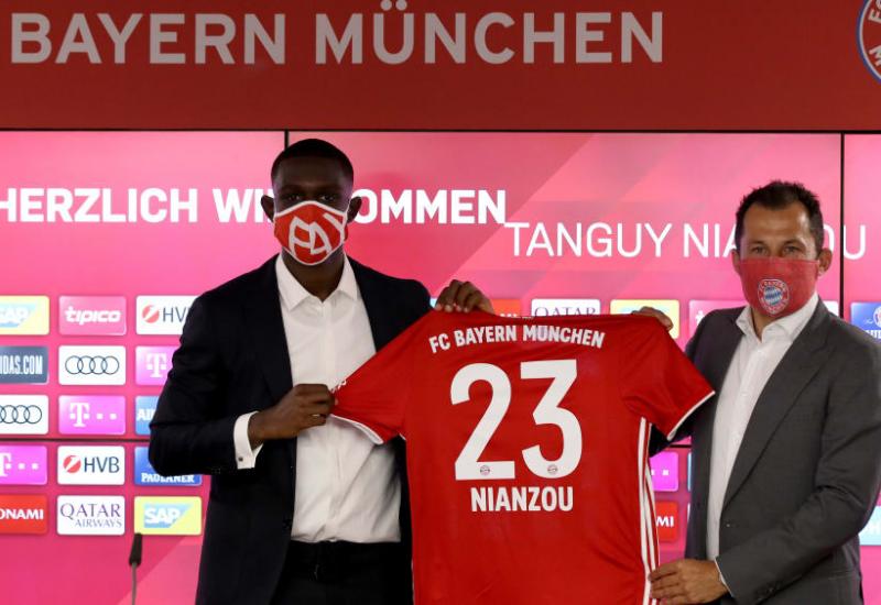 Tanguy Nianzou Kouassi s Hasanom Salihamidžićem na predstavljanju u Bayernu - Salihamidžić već prvoga dana na novoj funkciji potpisuje dva velika talenta