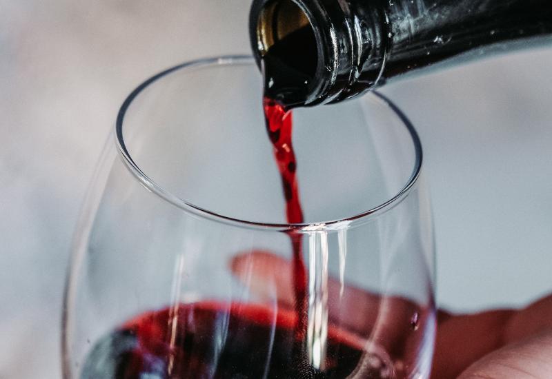 Razlozi zašto posegnuti za čašicom crnog vina