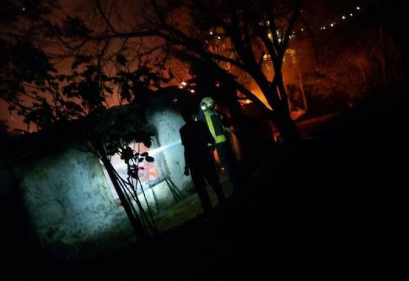 Vatrogasci gase požar na kući u Bučićima - Požar u Bučićima, uništena obiteljska kuća