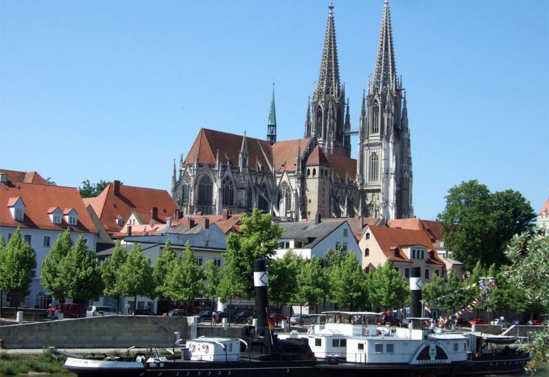 Pijan se popeo na skele katedrale u Regensburgu pa pao i ostao živ