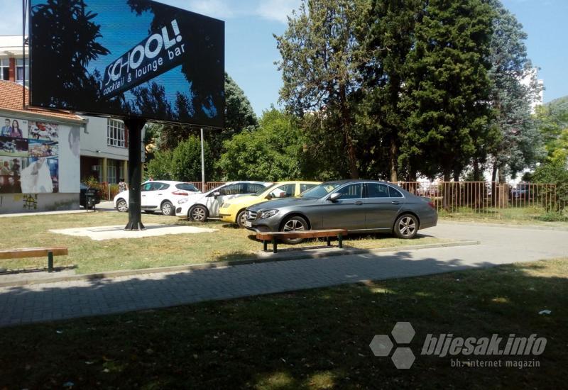 Automobili su opet na mjestima nepredviđenim za parking - Glasači (opet) prave kaos po Mostaru