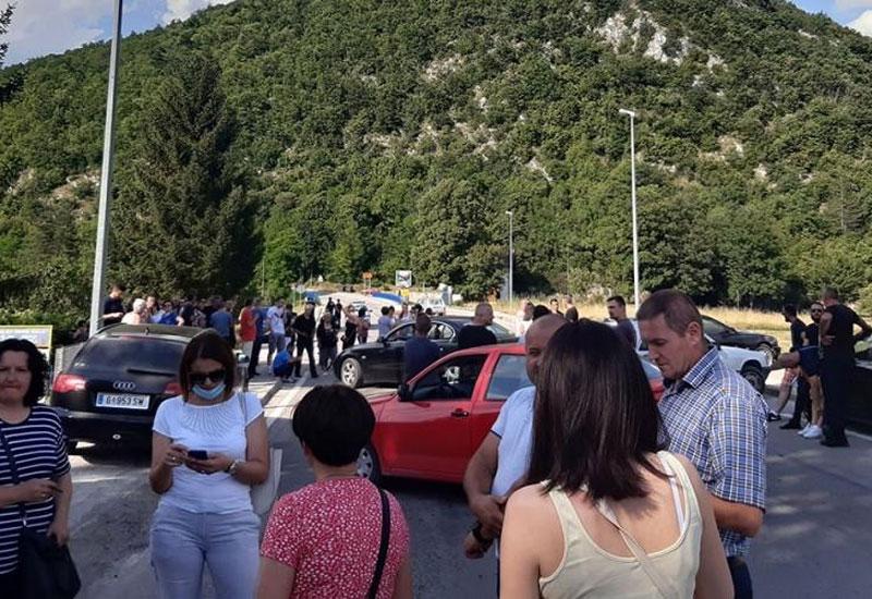 Građani Drvara ponovo blokirali magistralni put - Građani Drvara ponovo blokirali magistralni put