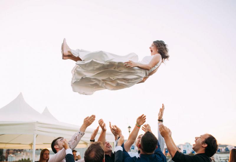 Korona vjenčanje u Splitu - zaraženi mlada, svatovi, bend, fotograf...