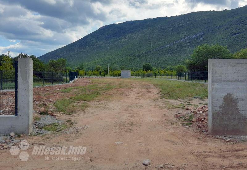 Ograđeno zemljište - Mostar: Do privatne livade vodovod i asfalt javnim novcem