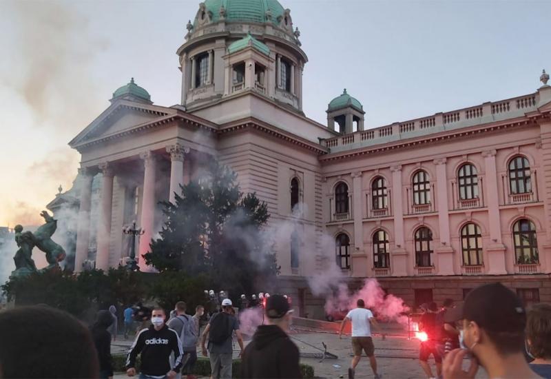 Prosvjed u Beogradu - bacaju se baklje i suzavci