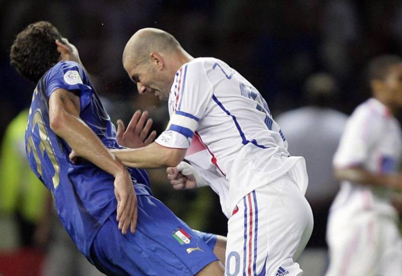 Trenutak kad Zidane udarcem glave izbacuje baca Materazzija na travu - Trenuci koji se pamte: Dan kad je Zidane pogrešno iskoristio glavu