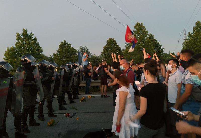Pokušaj blokade autoputa u Srbiji - Prosvjedi u Srbiji: Letjele boce i kamenice, ima ozlijeđenih, napadnuti i novinari