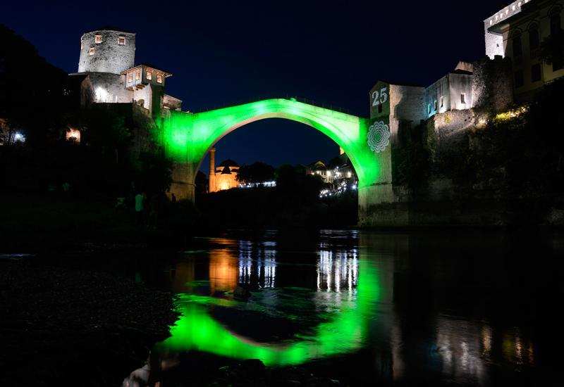 Projekcija cvijeta Srebrenice na Starom mostu - Cvijet Srebrenice zasvijetlio na Starom mostu