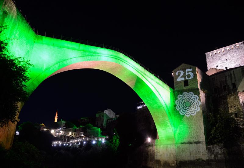 Cvijet Srebrenice zasvijetlio na Starom mostu
