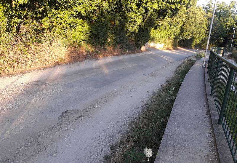 Sramota kako izgleda ova prometnica kroz naseljeno mjesto - Cesta Buna-Blagaj: Cesta kroz naselje prepuna rupa, prašnjava i zapuštena