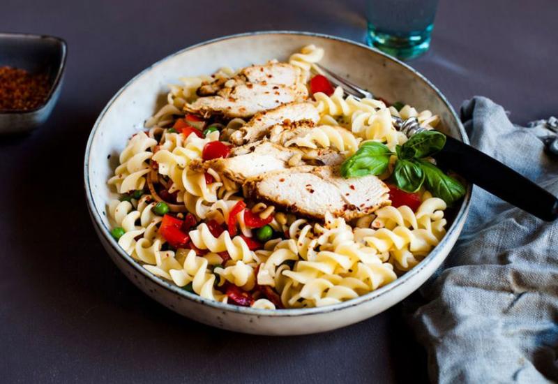 Hladna, fina i puna proteina: Recept za brzu salatu s tjesteninom i piletinom