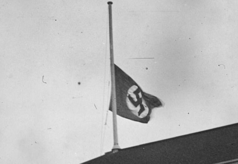 Zastava nacističke Njemačke vijori iznad White Hart Lane-a - Desnica i svastike na White Hart Laneu 1935. godine