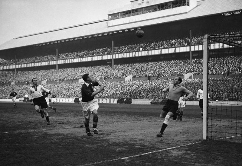 Utakmica Engleske i NJemačke 1935. - Desnica i svastike na White Hart Laneu 1935. godine